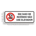 C102 - Placa “Em Caso de Incêndio Não Use o Elevador (Com Figura)”