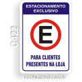 C422 - Placa "Estacionamento exclusivo para clientes presentes na loja"