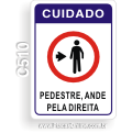 C510 - Placa Cuidado Pedestre, ande pela direita