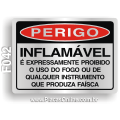 F042 - Placa PERIGO: Inflamável É expressamente proibido o uso do fogo ou de qualquer instrumento qu