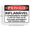 F042 - Placa PERIGO: Inflamável É expressamente proibido o uso do fogo ou de qualquer instrumento qu