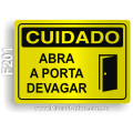 F201 - Placa CUIDADO: Abra a porta devagar