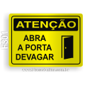 F301 - Placa ATENÇÃO: Abra a porta devagar