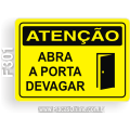 F301 - Placa ATENÇÃO: Abra a porta devagar
