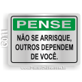 G011 - Placa PENSE: Não se arrisque outros dependem de você